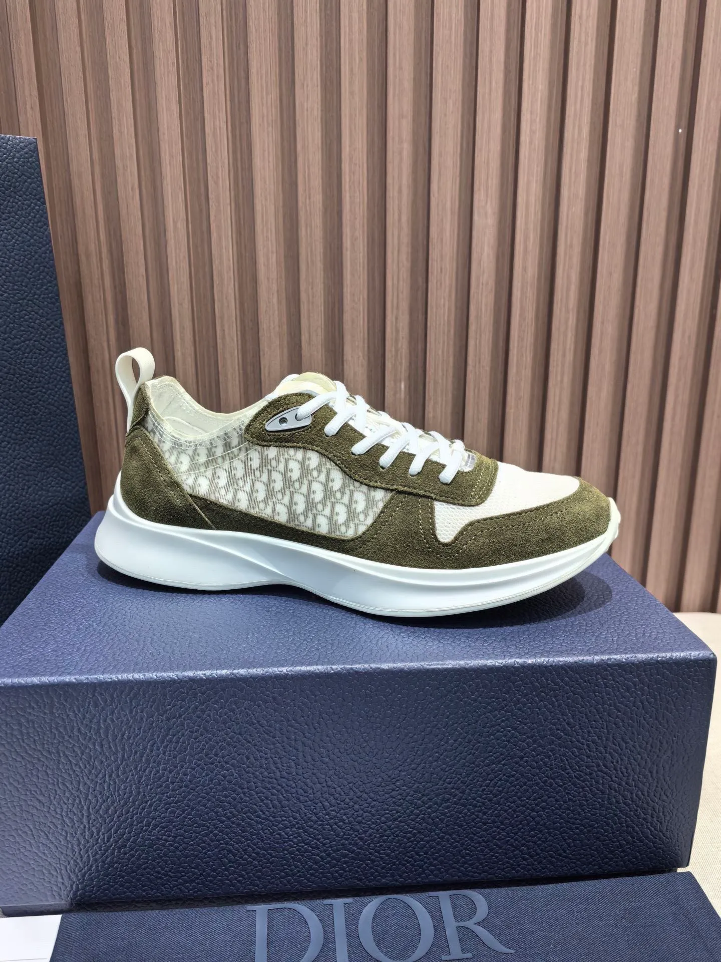 Factory price: 440💰 🔍Top purchasing agent🇮🇹 Dior's super-popular sports shoes, popular for street men, are synchronized with the new product counters. The uppers are made of Italian original imported cowhide and matched with D's customized fabrics. It is a must-have for fashionistas. The complex craftsmanship is perfectly reproduced. Imported soft cowhide foot pads, soles: original soles specially provided by the original factory, exclusive movable molded soles are super comfortable, original factory follow-up goods, 🔍🔍high quality, you can enter and exit the counter at will, welcome to compare, code number 38-45 (46 can be customized and cannot be returned or exchanged)